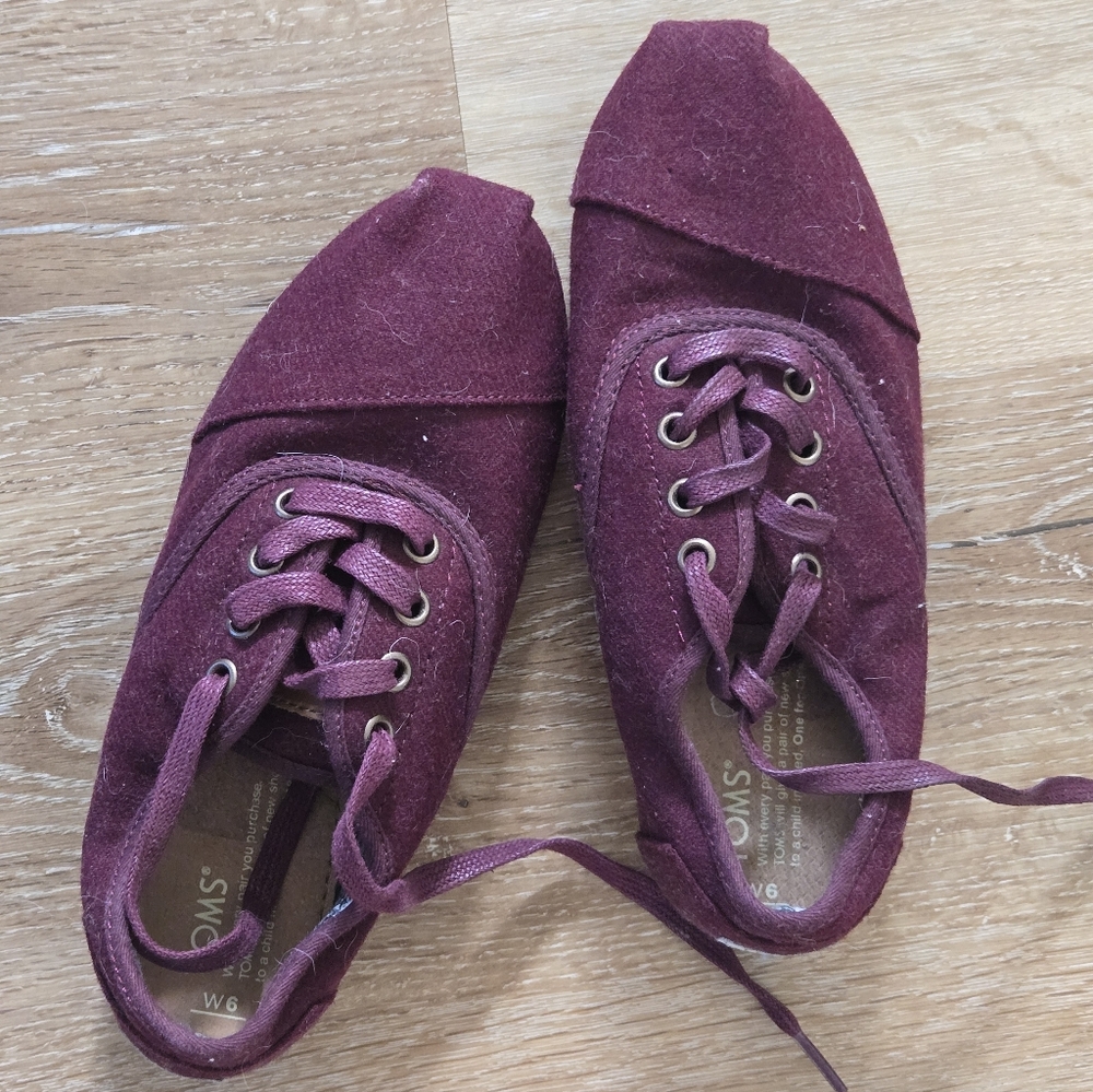 TOMS Women's Burgundy Lace-Up Shoes